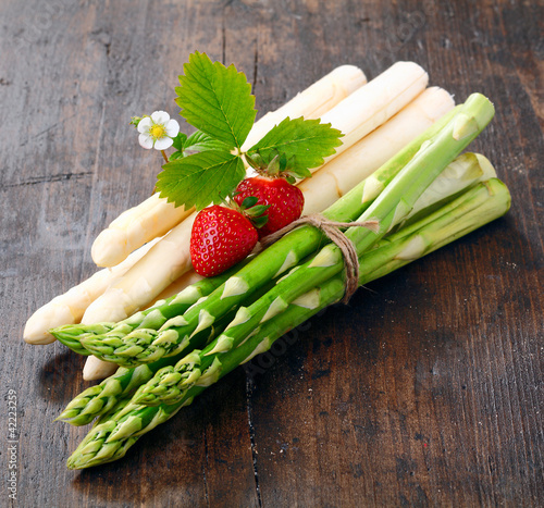 Photo: Decorative bunches of green and white asparagus Decorative bunches of green and white asparagus