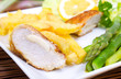 Hänchneschnitte Cordon Bleu mit Pommes an grünem Spargel