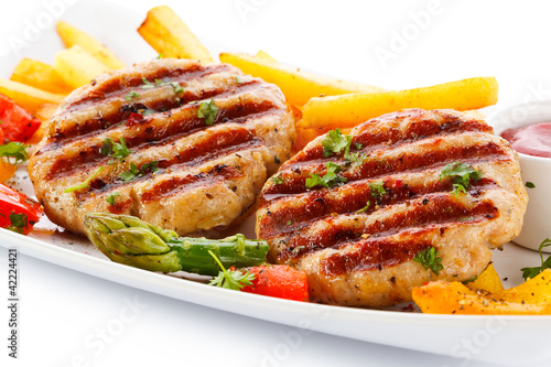 Foto: Grilled steak, French fries and vegetables Grilled steak, French fries and vegetables