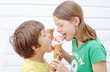 Foto: Kinder beim Eisessen Kinder beim Eisessen