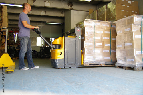 Photo: transport logistique - magasinier transport logistique - magasinier