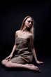 Foto: Beautiful young woman sitting on floor Beautiful young woman sitting on floor