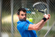 Tennisspieler bei der Rückhand