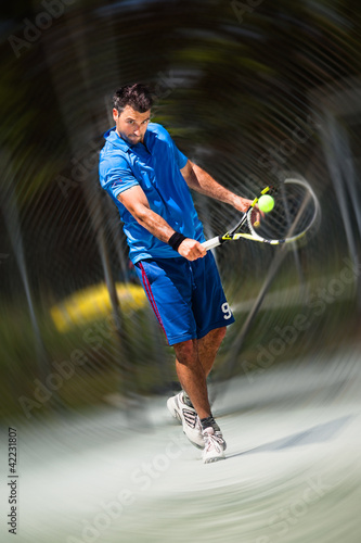 Photo: Tennisspieler bei der Rückhand Tennisspieler bei der Rückhand