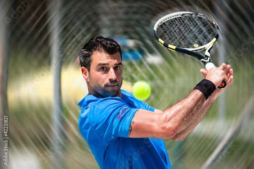 Photo: Tennisspieler bei der Rückhand Tennisspieler bei der Rückhand
