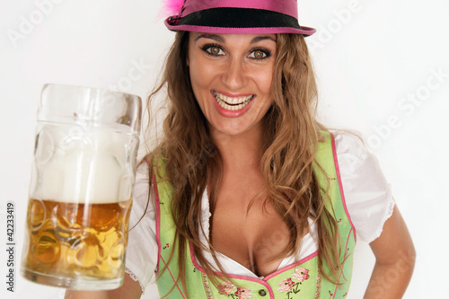 Foto: hübsche Frau im Dirndl mit Masskrug hübsche Frau im Dirndl mit Masskrug