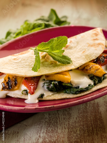Foto: piadina with spinach grilled capsicum and cheese piadina with spinach grilled capsicum and cheese