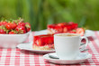 Tasse Kaffee mit Kuchen