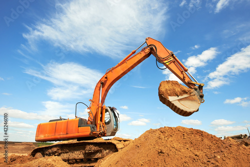Foto: track-type loader excavator at work track-type loader excavator at work