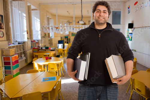 Foto: Smiling young man in elementary classroom Smiling young man in elementary classroom