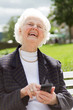 Oma mit smartphone