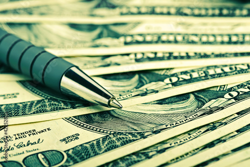 Foto: close-up pen on the money close-up pen on the money