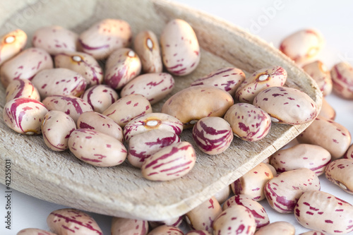 Foto: Beans on wooden spoon and white background Beans on wooden spoon and white background