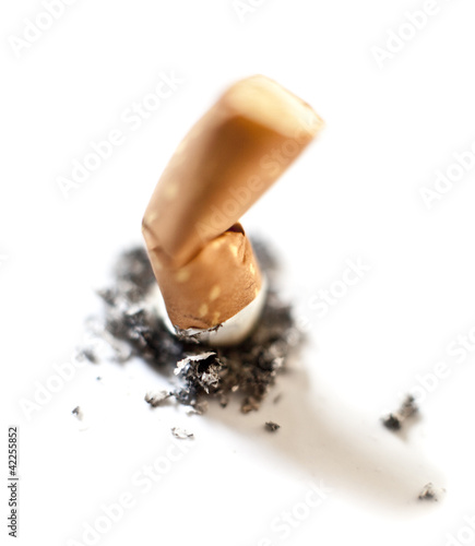Photo: mégot de cigarette écrasé mégot de cigarette écrasé