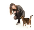 Foto: cheerful young woman with her lovely cat, full length cheerful young woman with her lovely cat, full length