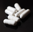 gélules médicaments sur fond noir