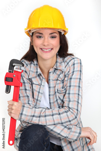 Foto: Woman holding adjustable wrench Woman holding adjustable wrench