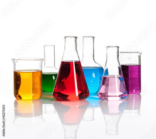 Foto: Set of laboratory flasks with a colored reagents, isolated Set of laboratory flasks with a colored reagents, isolated