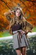 Foto: Portrait of attractive blonde girl in the forest in a autumn day Portrait of attractive blonde girl in the forest in a autumn day
