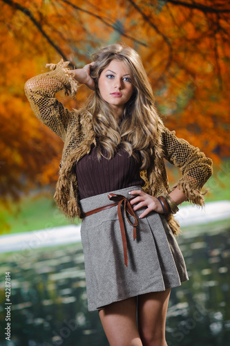 Foto: Portrait of attractive blonde girl in the forest in a autumn day Portrait of attractive blonde girl in the forest in a autumn day