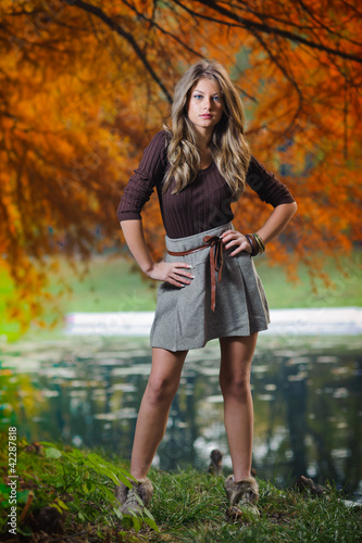 Foto: Portrait of attractive blonde girl in the forest in a autumn day Portrait of attractive blonde girl in the forest in a autumn day