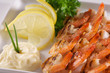 Scampispiesse vom Grill mit Knoblauchcreme und Garnitur