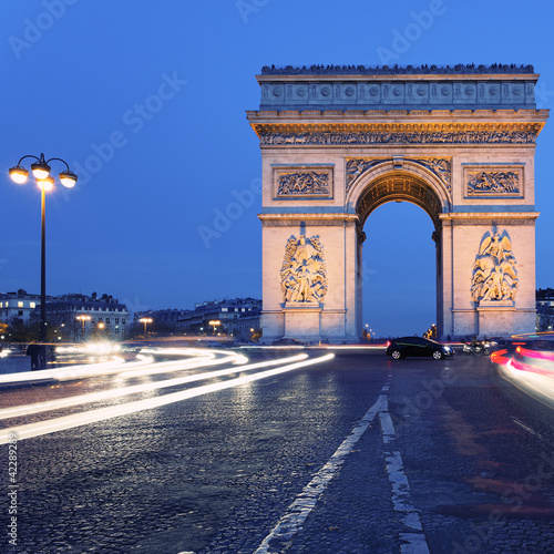 Foto: famous Arc de Triomphe by night famous Arc de Triomphe by night