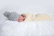Baby mit Bommelmütze