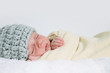 Baby mit Mütze