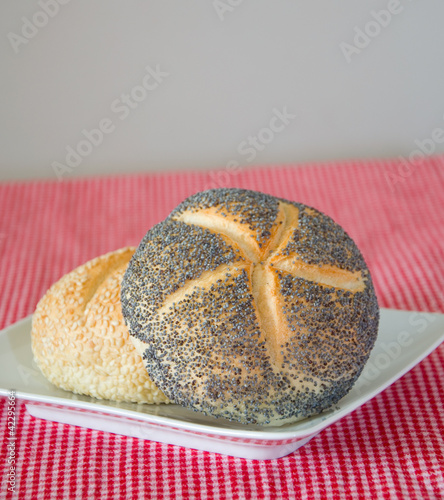 Foto: Mohnbrötchen und Sesambrötchen Mohnbrötchen und Sesambrötchen