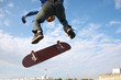 Foto: skateboarder over city skateboarder over city