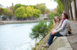 Foto: Romantic couple in Paris, having a date Romantic couple in Paris, having a date