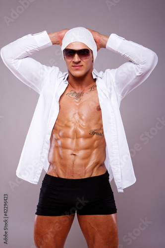Foto: Portrait of model posing in studio in underwear Portrait of model posing in studio in underwear