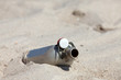 Foto: Fledflasche liegt im heißen Wüstensand Fledflasche liegt im heißen Wüstensand