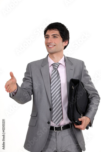 Foto: Businessman holding his hand out for a handshake Businessman holding his hand out for a handshake