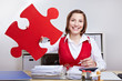 Angestellte mit rotem Puzzleteil