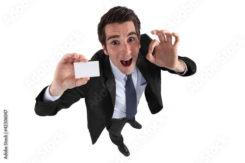 Foto: Excited man holding business card Excited man holding business card