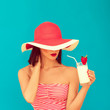Foto: sensual woman with sunglasses drinking a cocktail sensual woman with sunglasses drinking a cocktail