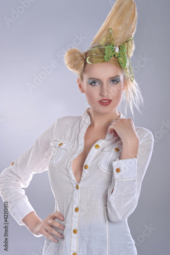 Foto: fashioned hair woman wearing white shirt fashioned hair woman wearing white shirt