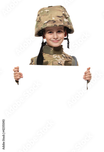 Foto: Young soldier holding a poster Young soldier holding a poster