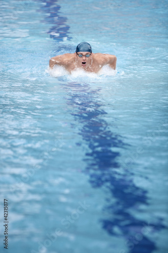 Photo: dynamic professional swimmer, swimming in swimming pool dynamic professional swimmer, swimming in swimming pool