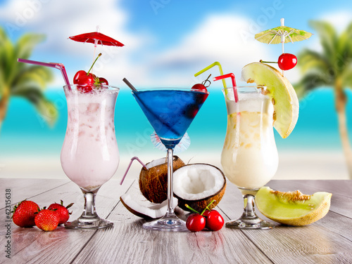 Foto: Summer drinks with blur beach on background Summer drinks with blur beach on background