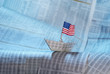 Foto: Papierschiff mit Flagge der USA auf Börsennachrichten Papierschiff mit Flagge der USA auf Börsennachrichten