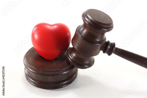 Photo: Medizinrecht mit Herz und Richterhammer Medizinrecht mit Herz und Richterhammer