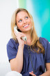 junge frau flirtet am telefon