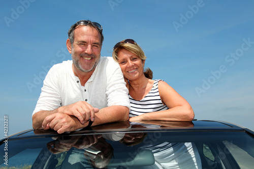 Foto: Senior couple in convertible car enjoying day trip Senior couple in convertible car enjoying day trip