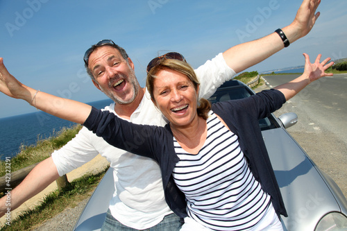 Foto : Senior couple in convertible car enjoying day trip Senior couple in convertible car enjoying day trip