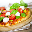 Pizza mit Mozzarella und Tomaten