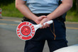 Polizist mit Polizeikelle
