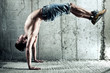 Foto: Young man sports exercises Young man sports exercises